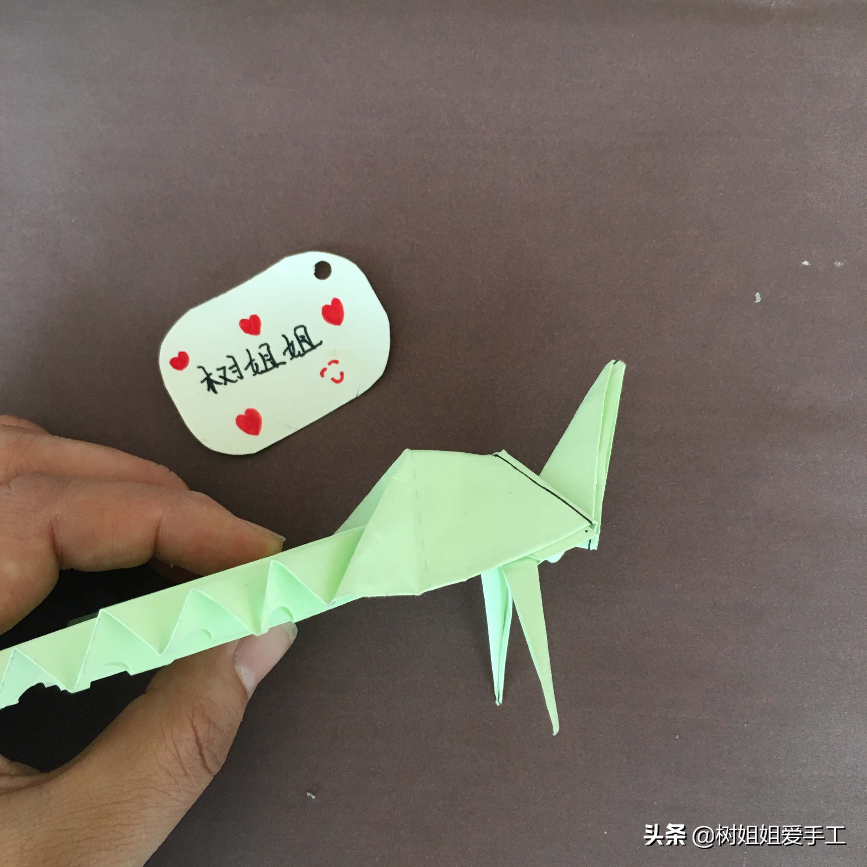 拖尾孔雀的三角插教程,折纸孔雀尾巴怎么折