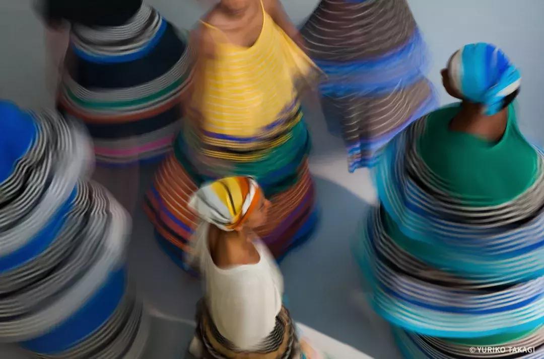 25年前,一个日本人带着天价衣服到中国,给西北人拍了一批硬照