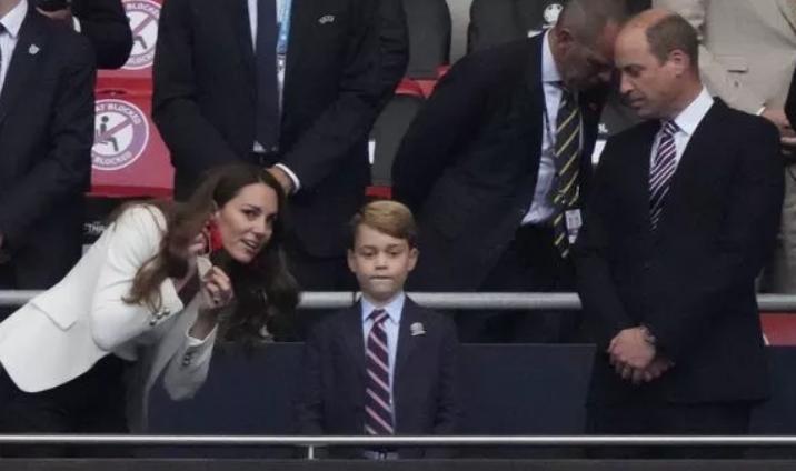 乔治王子被骂哭视频,英国乔治王子最新消息