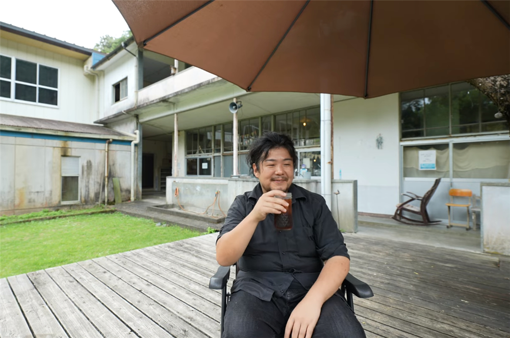 80后小伙回荒废10年农村大学,80后小伙回荒废十年的农村大学