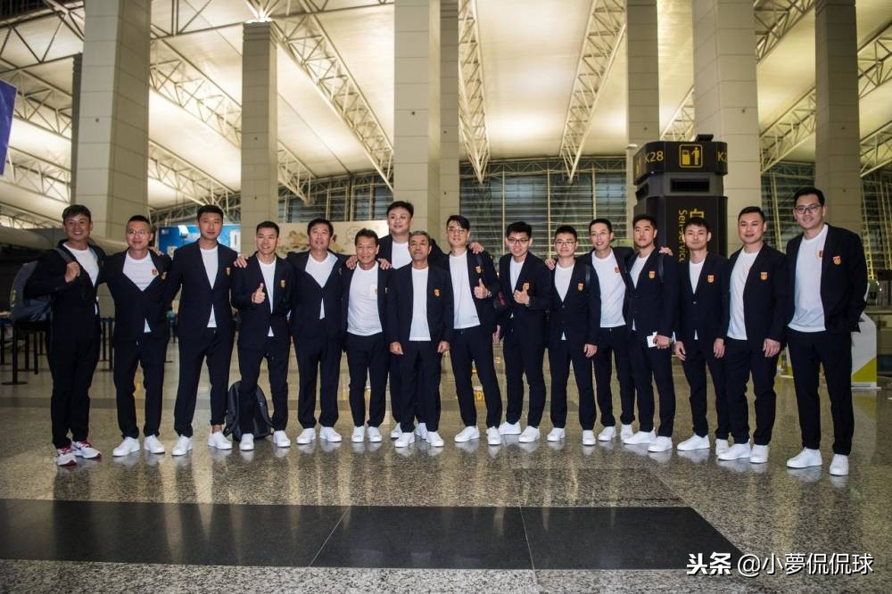 中国男足帅气出场,中国男足衣服全套