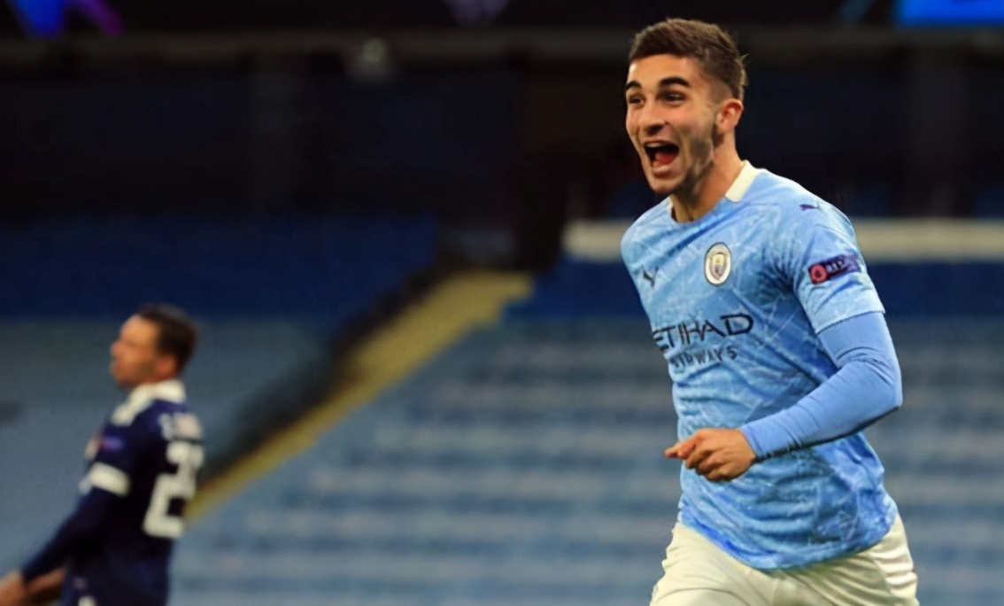 横空出世！曼城年轻边锋身穿21号，致敬传奇大卫-席尔瓦