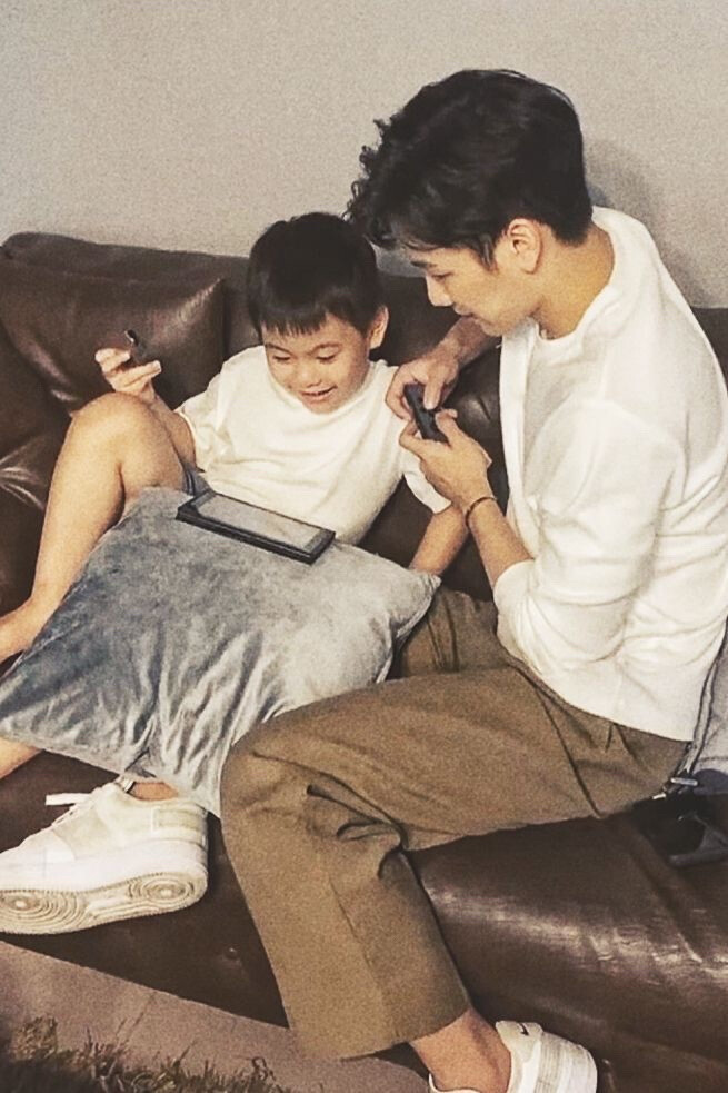 他泰男星和小朋友的治愈同框：BP一家三口关大爷画风不对