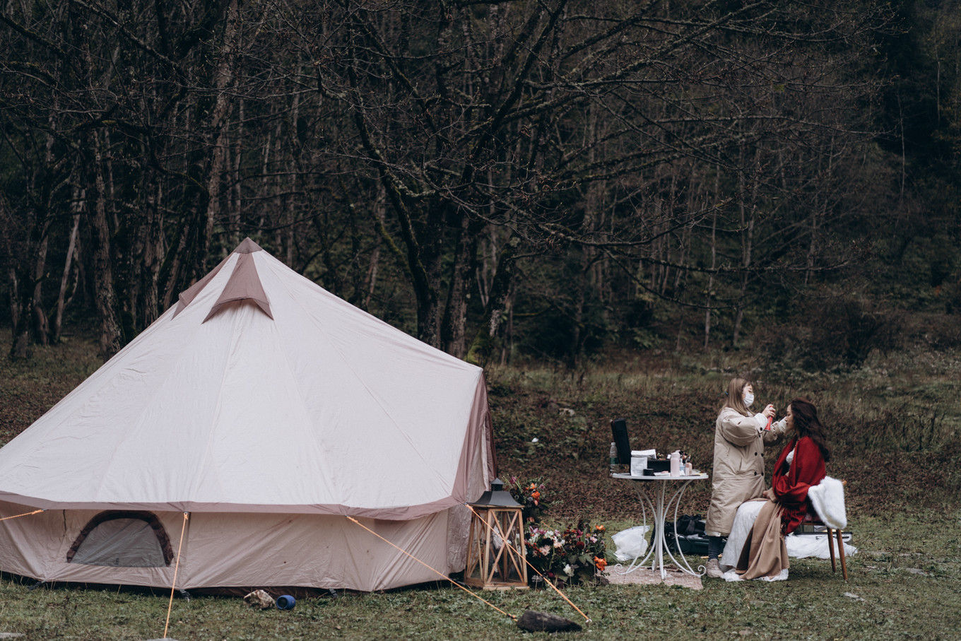 我们带上婚纱，去与世隔绝的山中办了一场绝世婚礼