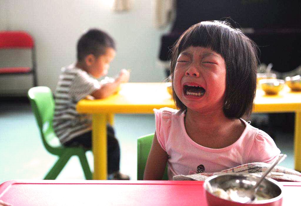 孩子刚上幼儿园哭闹该怎么办,孩子幼儿园上学哭闹怎么引导