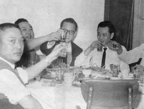 *情纵**声色的古龙，在痛饮一瓶XO后吐血两盆，彻底陷入昏迷