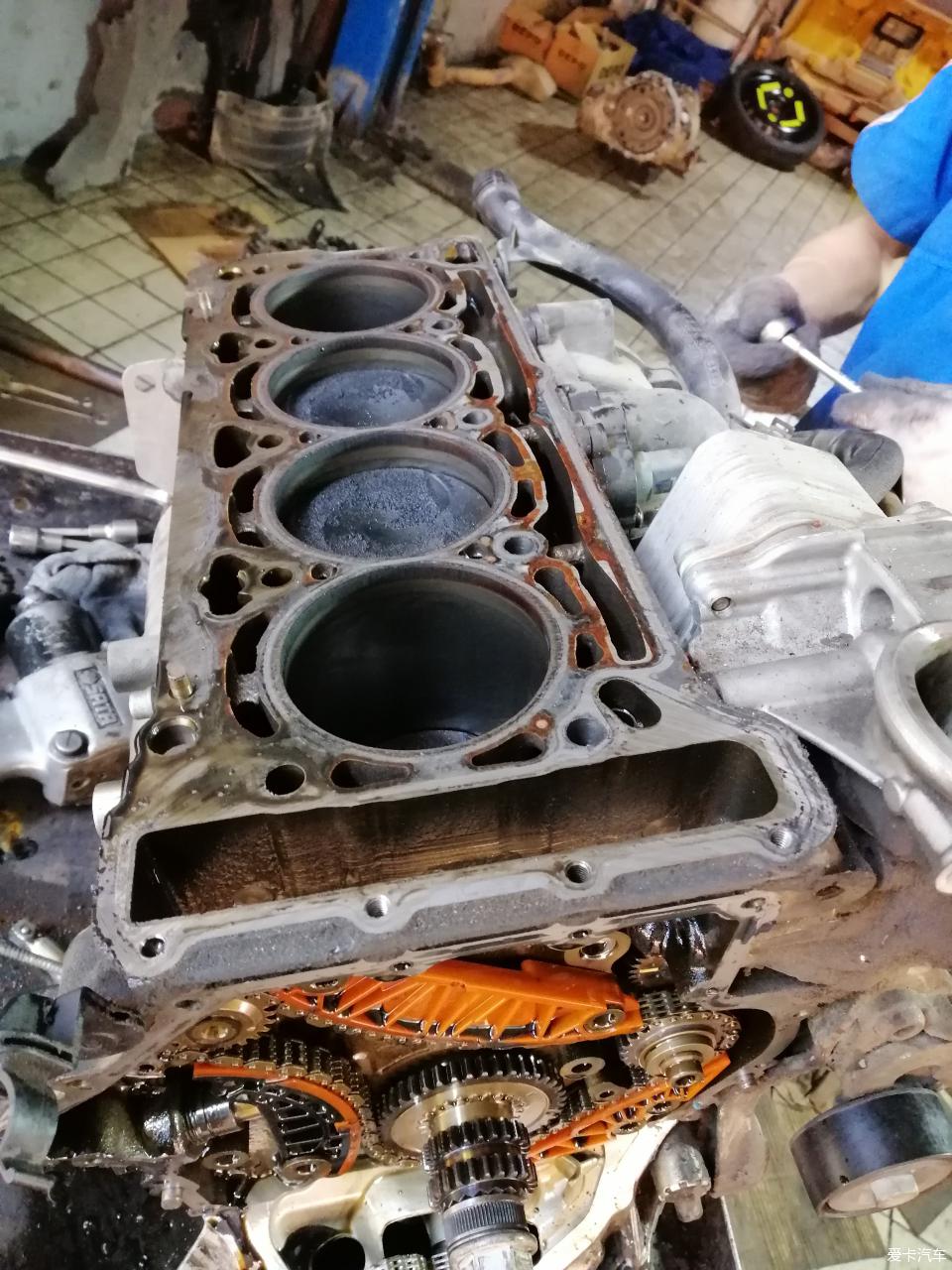 奥迪q32.0t烧机油解决办法,奥迪q31.4发动机烧机油