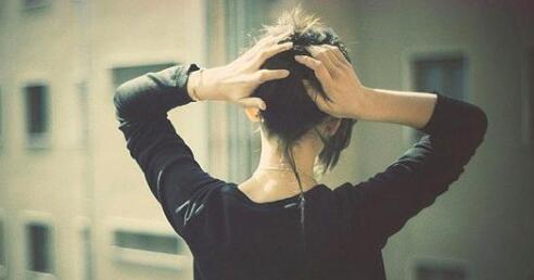 女生说自己丑怎么回答？用甜甜的情话去赞美她