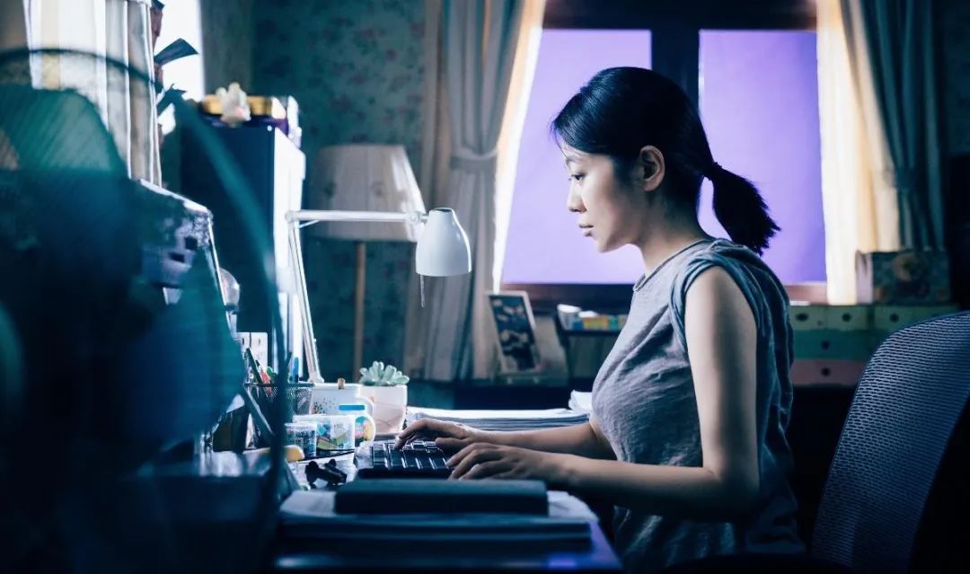 30岁女高管被打倒,被2万块击垮