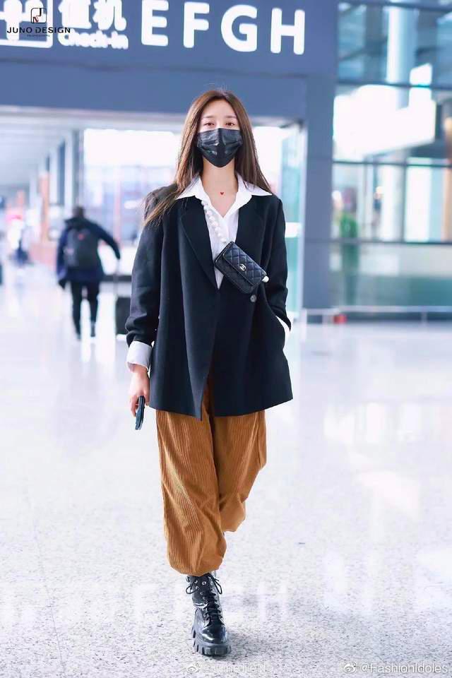 看何穗江疏影的穿搭,江疏影银色垫肩礼服