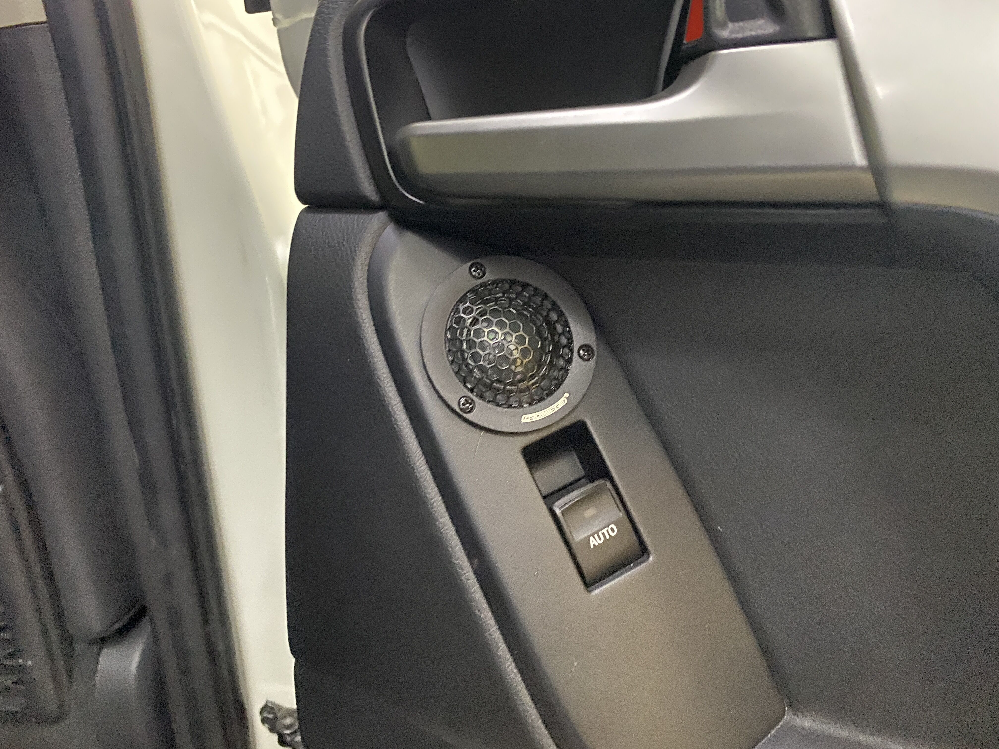 保定丰田霸道丹拿音响改装效果图,临沂霸道汽车音响改装