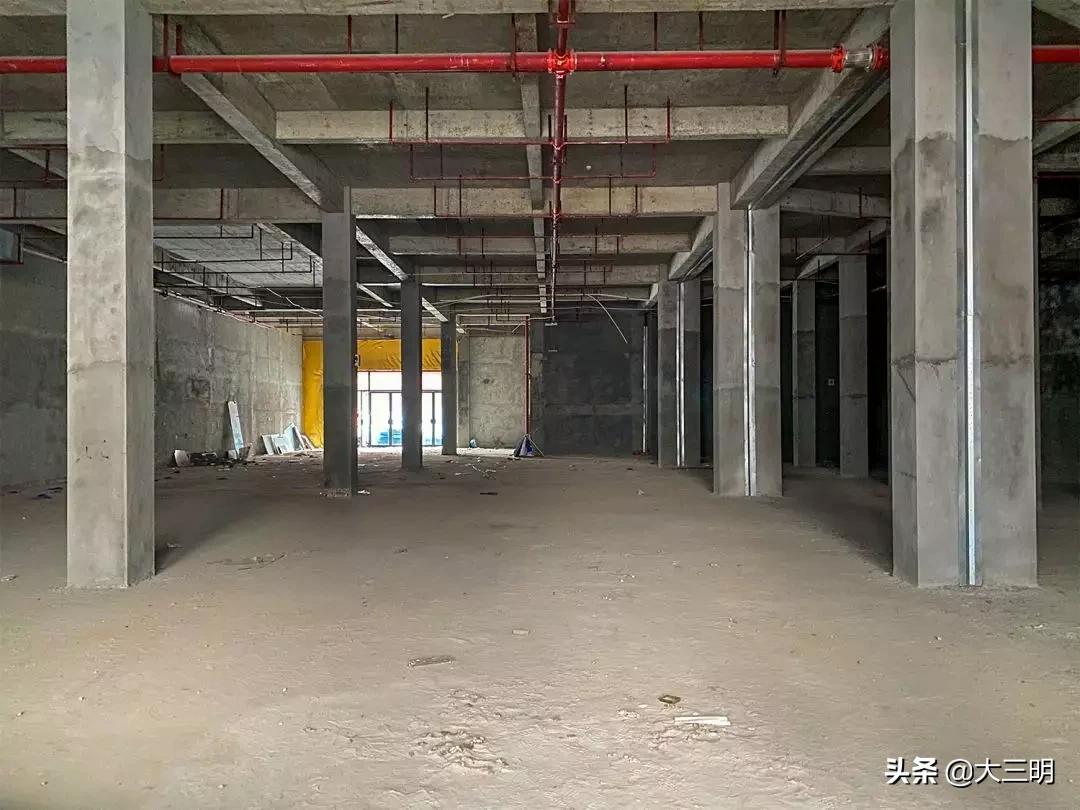 #三明生活帮#好消息！三华城一楼沿街966㎡大面积商场店面出租！约5.9m层高，前后通透！