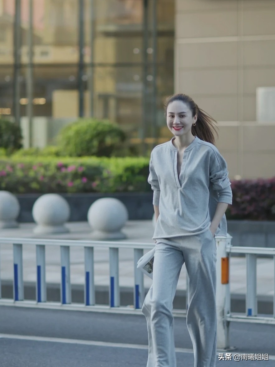 时髦的女人都穿卫衣减龄又好看,女生一定要了解的卫衣经典搭配