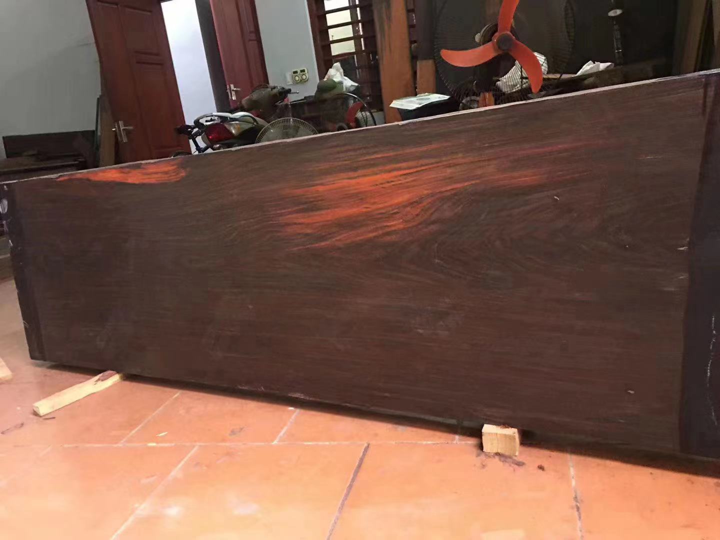 老挝大红酸枝是国标红木吗,红木和大红酸枝有什么区别