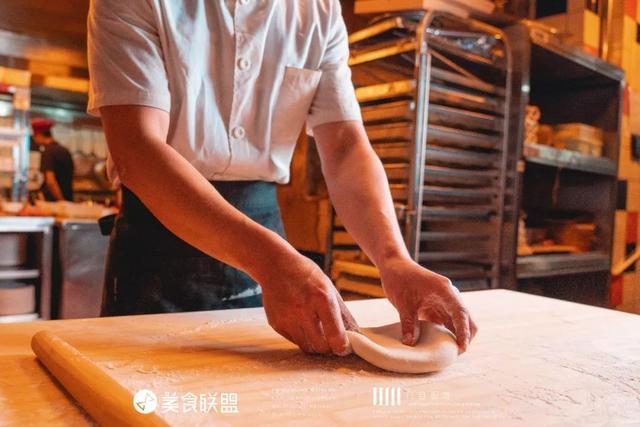 昆明这家开在76年前电影院的餐吧，手工披萨被写进国外旅游攻略