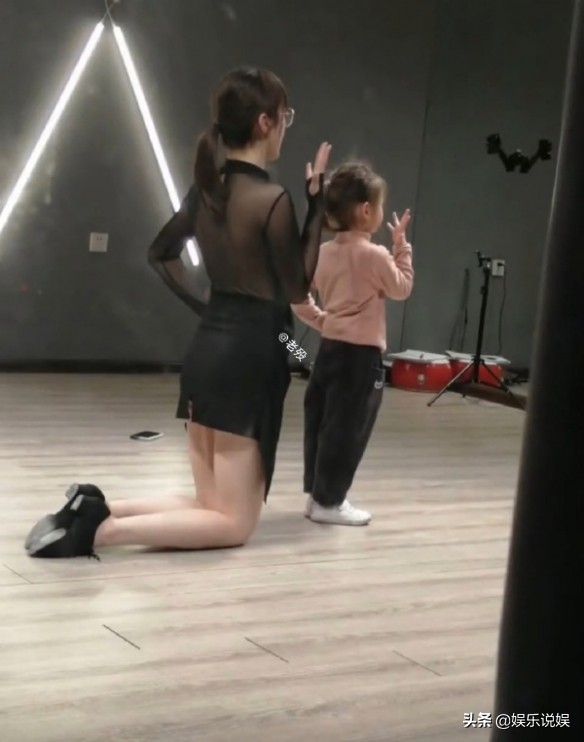 每日一笑,请问发骚门诊怎么走?大自然也好这口?纯白至臻小猫咪