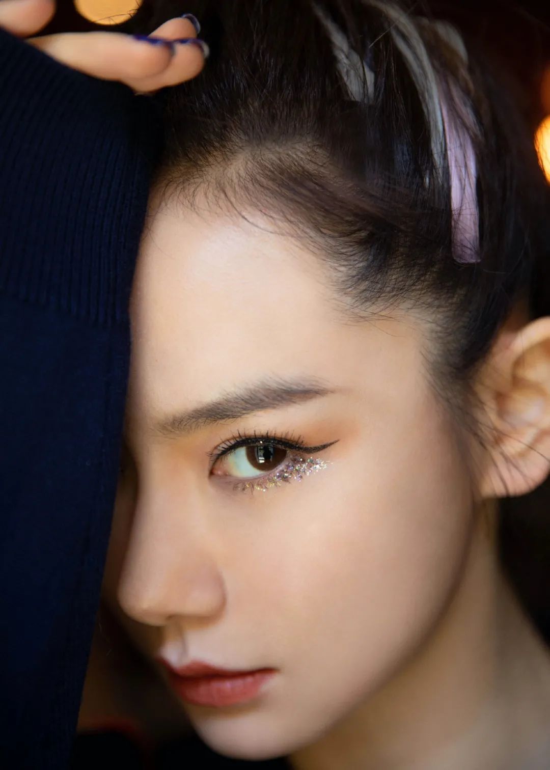 亮片眼妆带钻,戚薇绿色眼影妆容教程