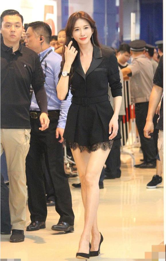 林志玲穿一袭黑色连体裤惊艳亮相,44岁林志玲穿连衣裙大秀身材