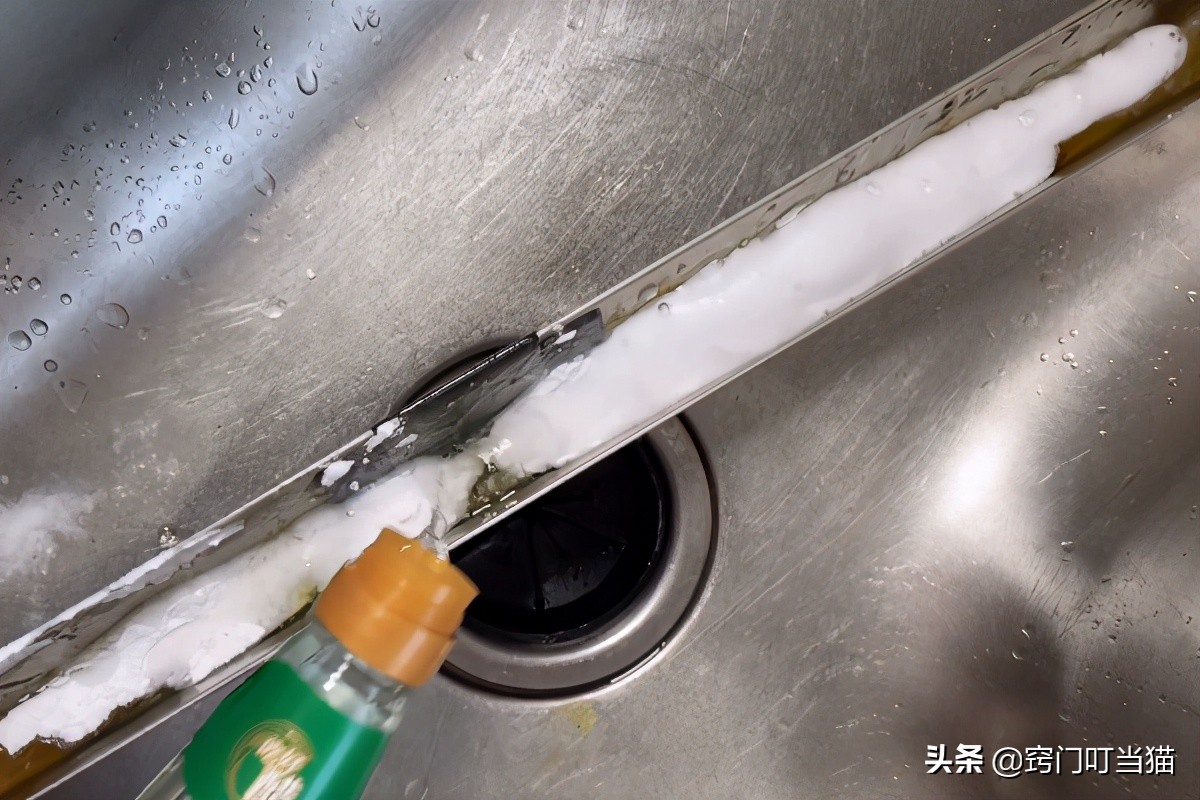 油烟机油盒的巧妙处理,油烟机油盒拆不下来怎么清洗