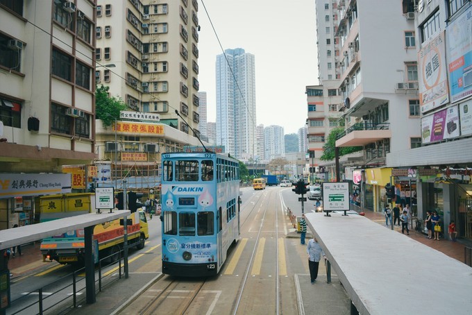 世界将我包围下一句,世界将我包围演唱