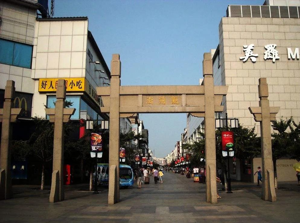 防刺服、武士刀、豪车,这起“龙池械斗”的背后……