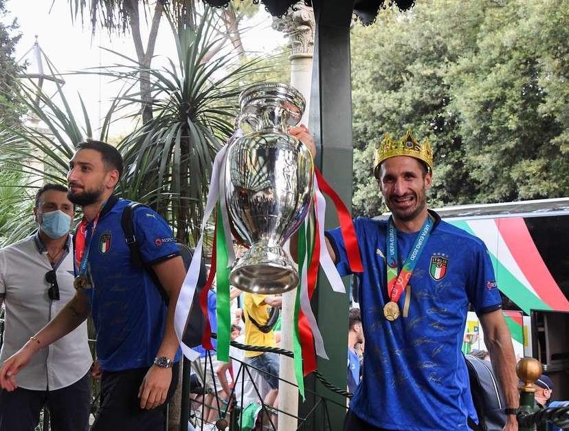 意大利带足球回家！罗马城万人空巷，基耶利尼头戴王冠
