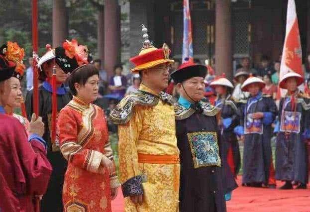 爱新觉罗恒绍祭祖龙袍,爱新觉罗后代恒绍