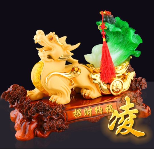 招财辟邪金色貔貅头像,背上有金元宝的貔貅招财纳福