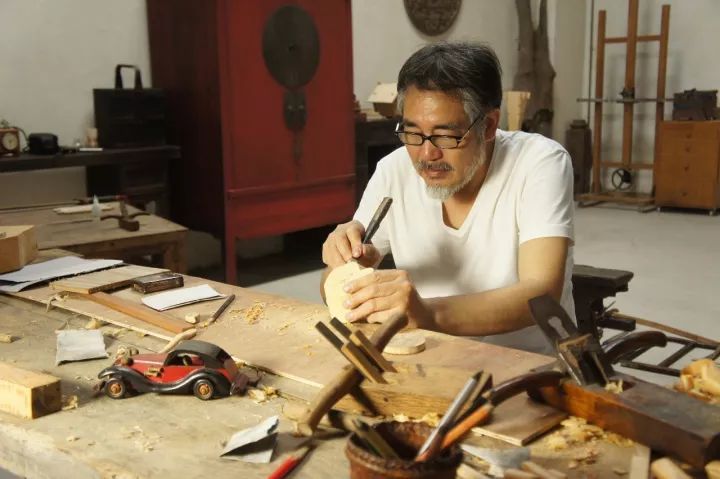 木制工艺品获央视点赞、手制包秒杀爱马仕、螳螂车羡煞万人……