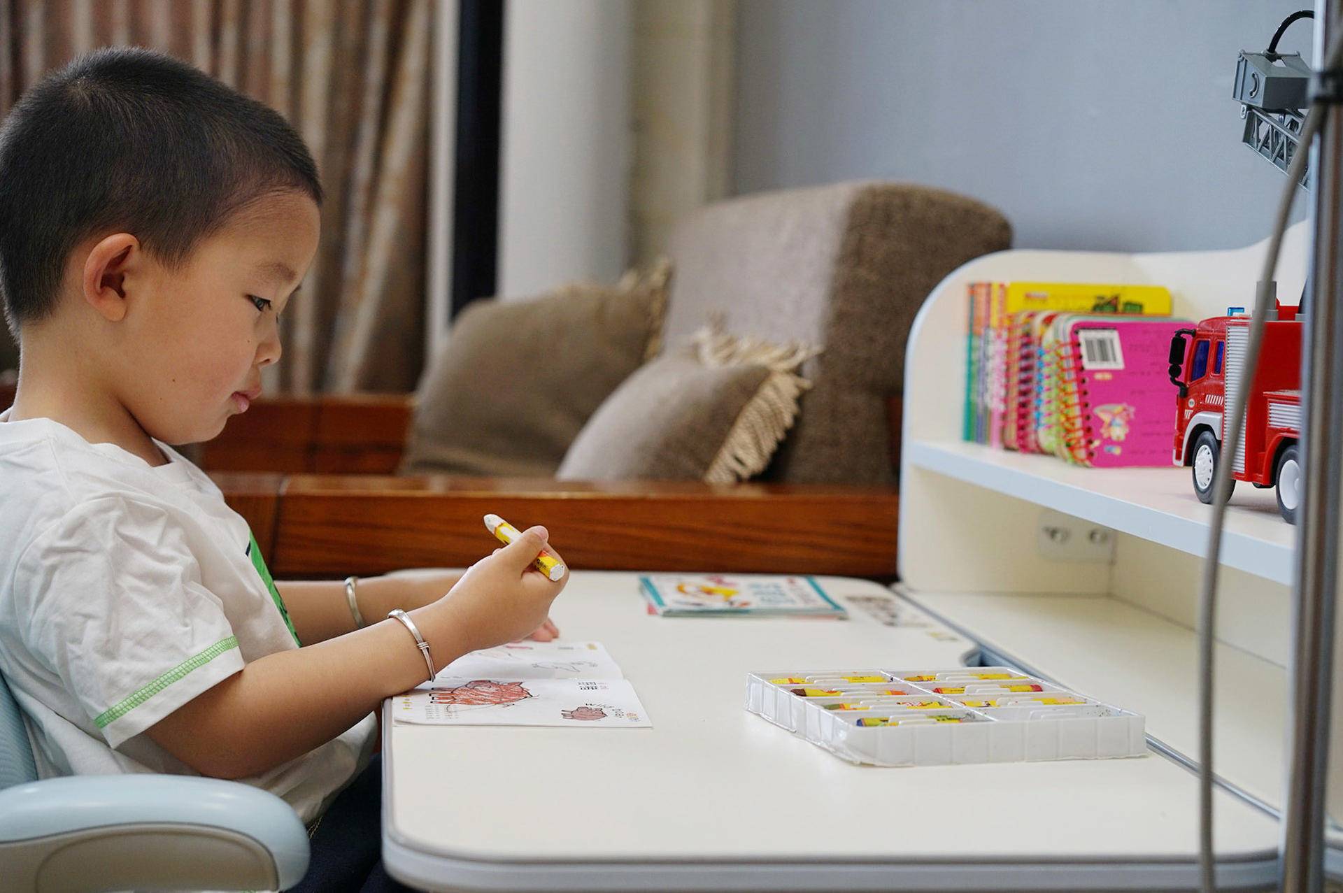 如何选购儿童书桌家用学习桌,儿童学习书桌如何选择