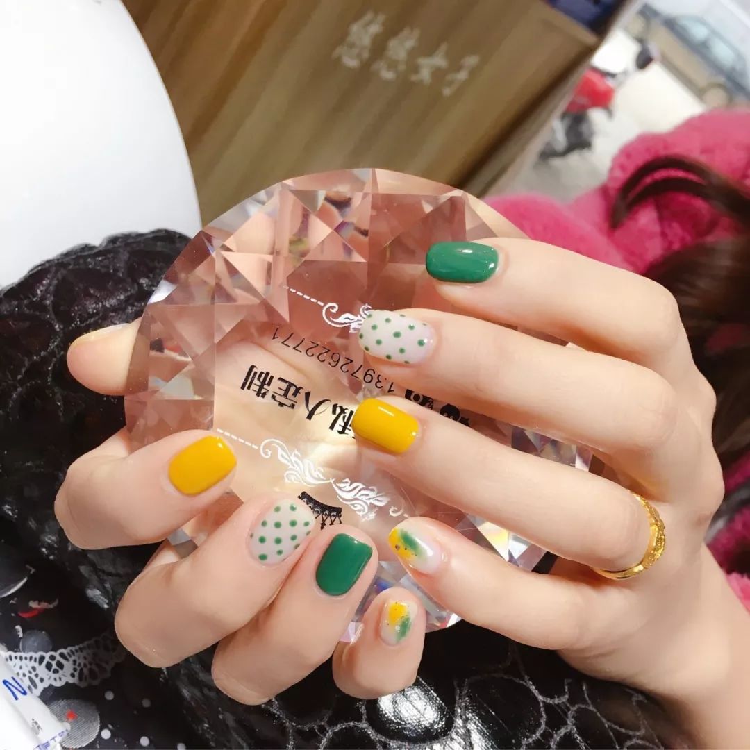 美甲什么颜色显得花哨好看,儿童美甲推荐不花哨