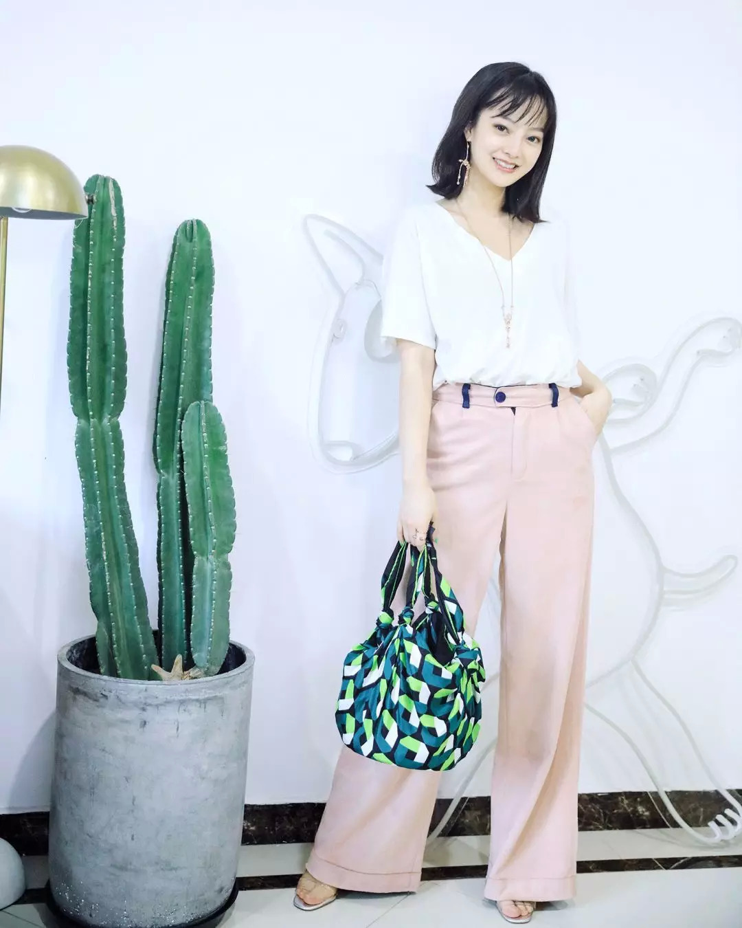 废旧纸袋如何做收纳包包,大牌纸袋斜挎包包改造教程