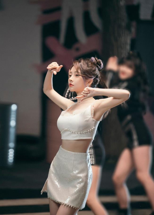 冯提莫穿裙子露面直播,冯提莫穿露脐装视频