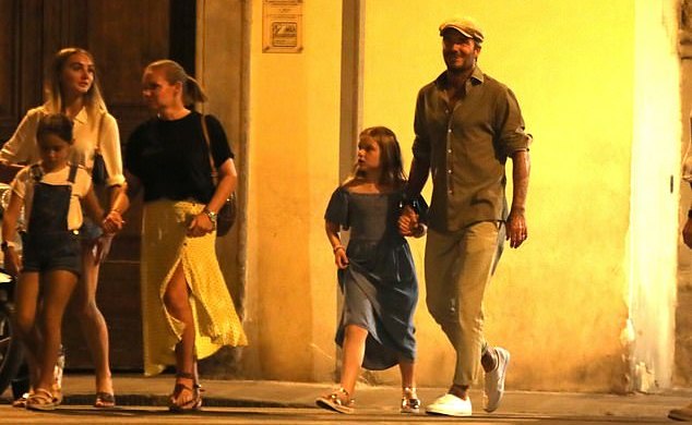 8岁的小七比妈妈还会穿了？这条蓝色Zara露肩裙秒售罄，大姑娘啦