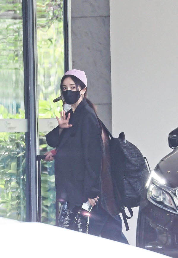 杨幂仙气不输刘亦菲,杨幂最新黑色西装穿搭图