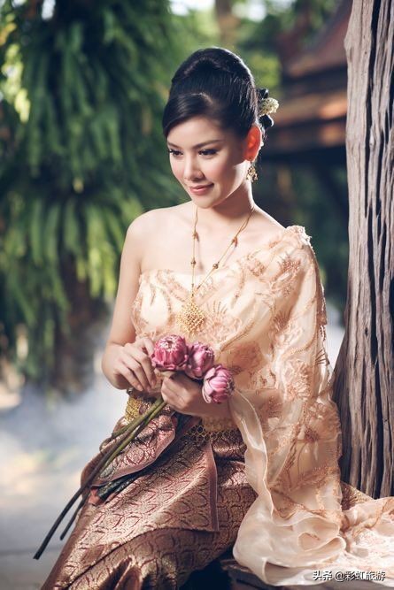 东南亚很多国家民族服装都很接近,而为何“泰服”如此深入人心