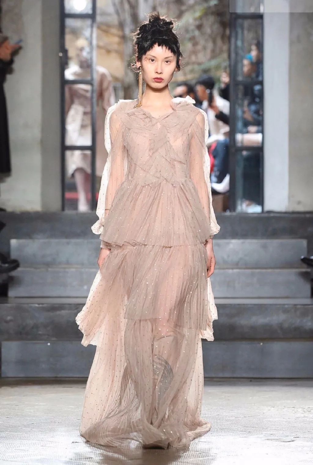 学模特跟爵士哪个有前途,学模特的好处有哪些