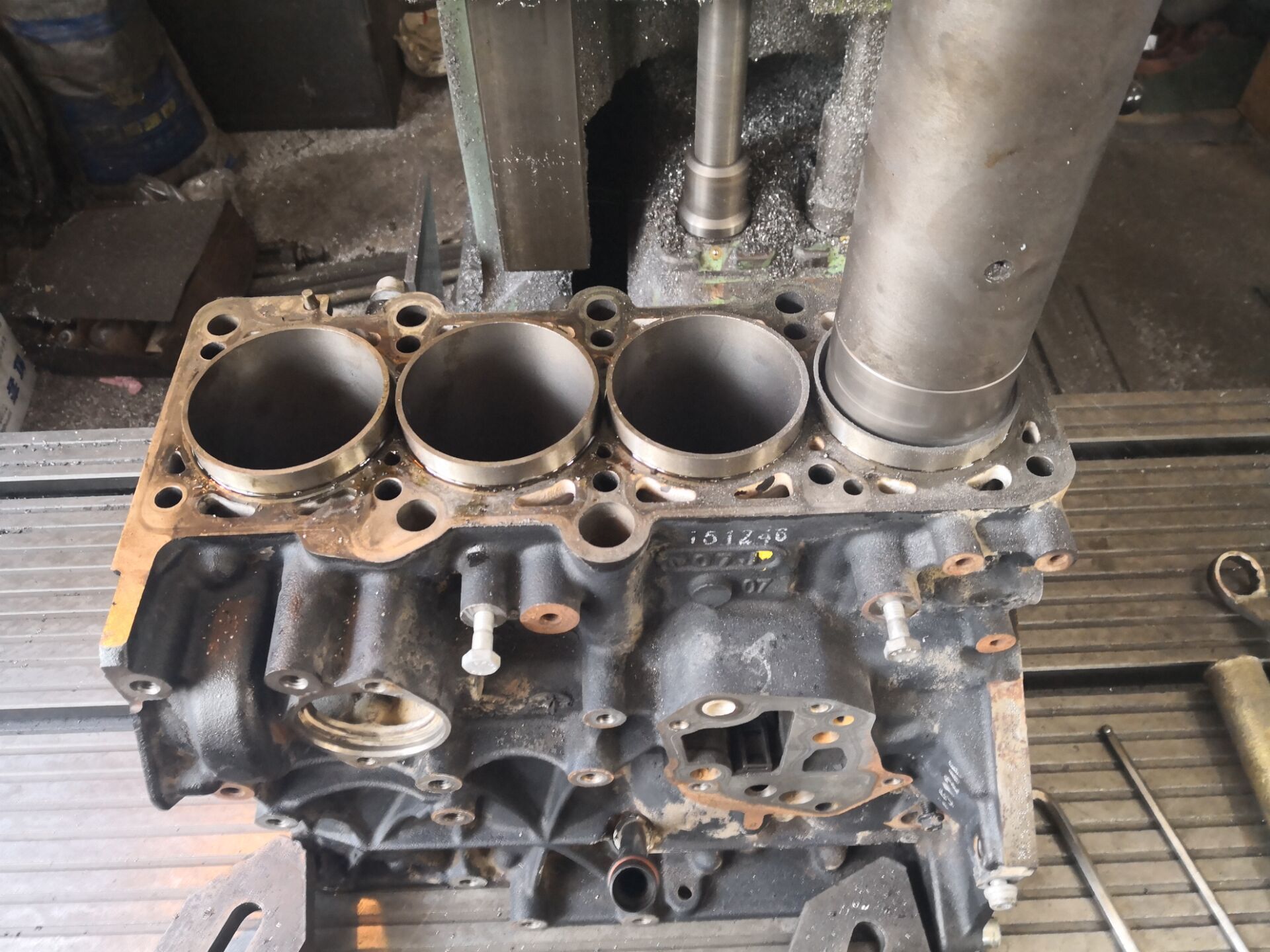 奥迪a6l2.0t气门油封烧机油,老款奥迪a6l2.0烧机油怎么解决