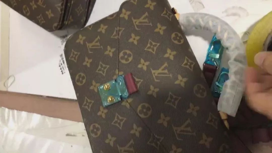 奢侈品上的包是真的吗,迪拜买的名牌包是正品吗