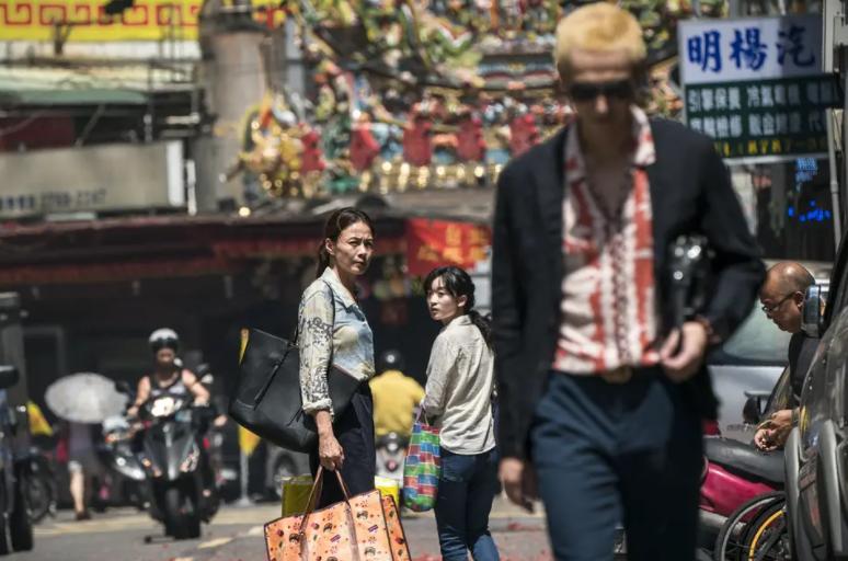 刺眼的光偏向的爱，《阳光普照》下无处可藏，亲情溢出是悲剧开始