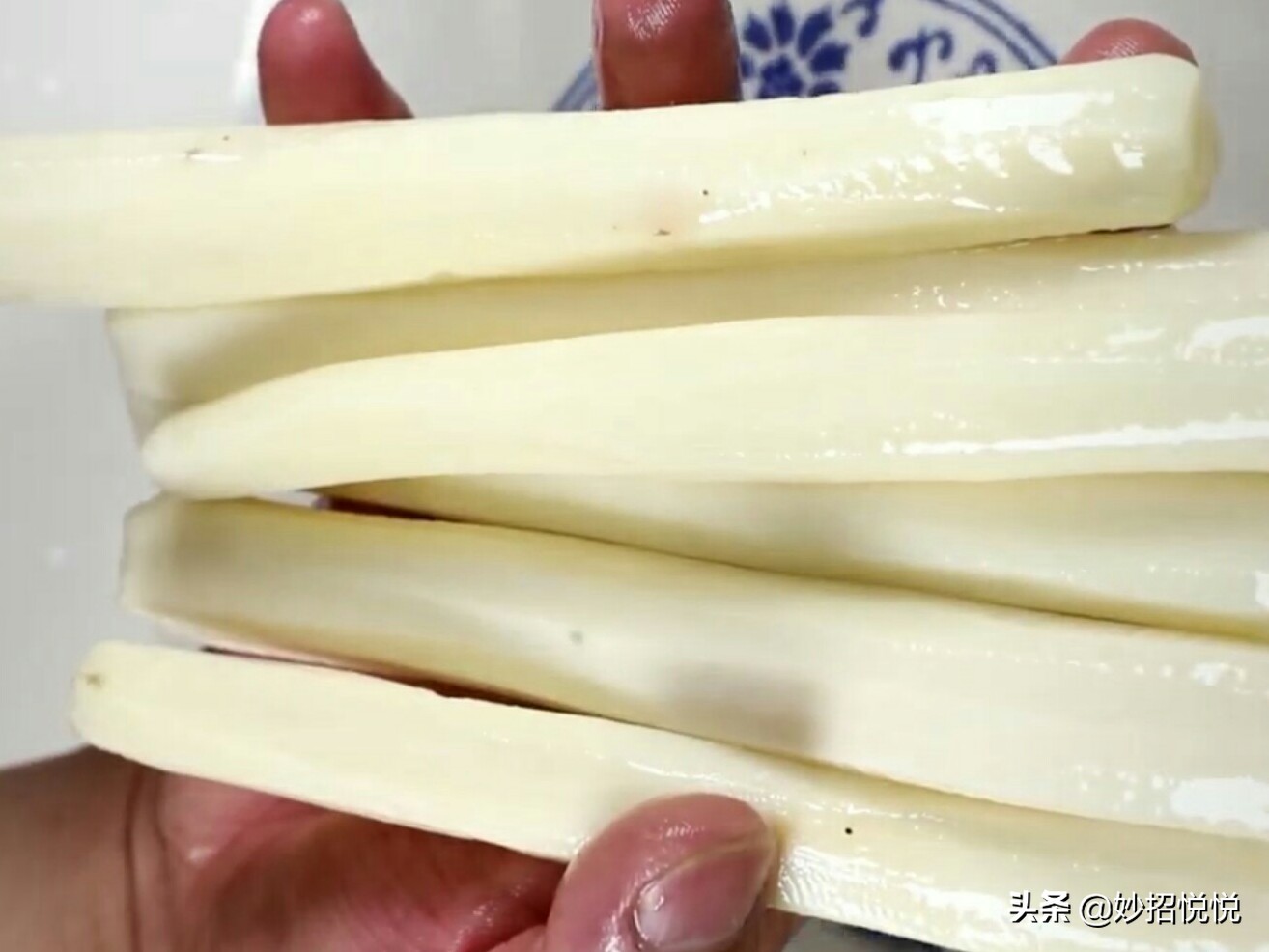 山药削皮又粘又痒怎么办?教你正确削皮妙招,不粘不发黑不痒的秘密