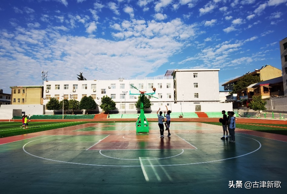 秋日暖阳运动场上活力四射,金秋十月秋高气爽运动健儿展风采