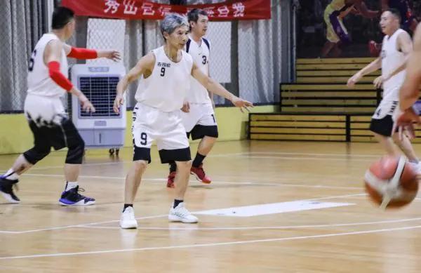 长沙大妈霸占篮球场,长沙大妈占球场跳舞