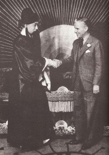 老照片里的旧时光在变幻的生命里,一张老照片展示着时代的变迁