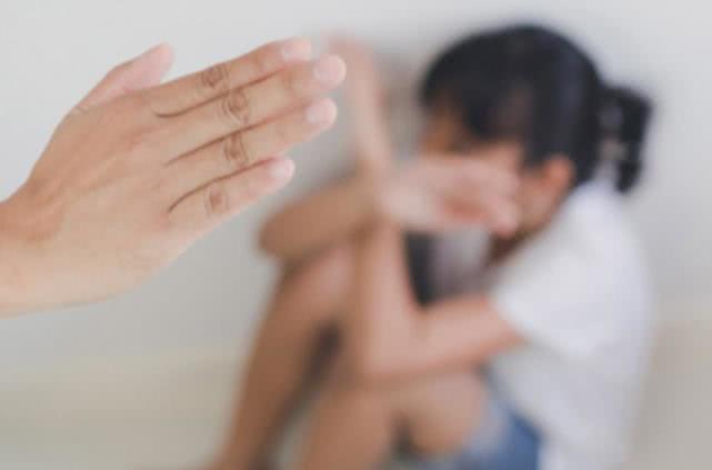 男子虐待妻子三年,49岁男子虐待女友