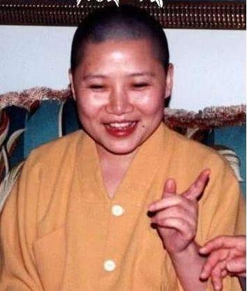 56岁著名女歌手事业巅峰，却突然皈依佛门，称自己不是出家是回家