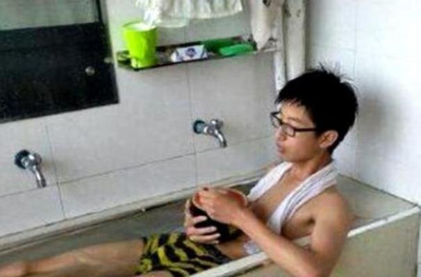 大学降温五种方法,天气太热了放冰块给室友降降温