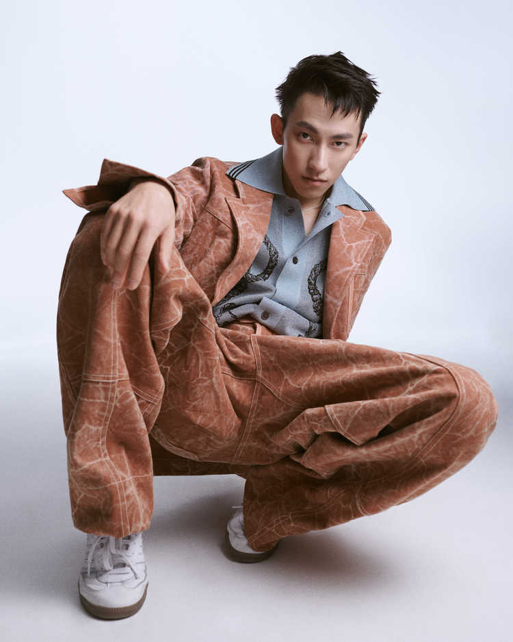 俞彬的《people》看似是群像，其实还有些不一样的特质