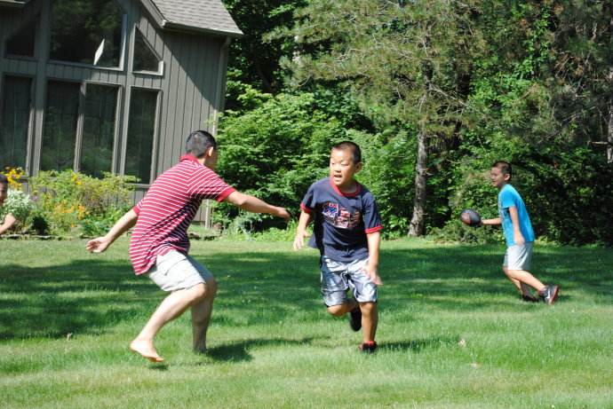 小男孩踢足球踢到小女孩,小孩在小区门口踢足球被一脚踹飞