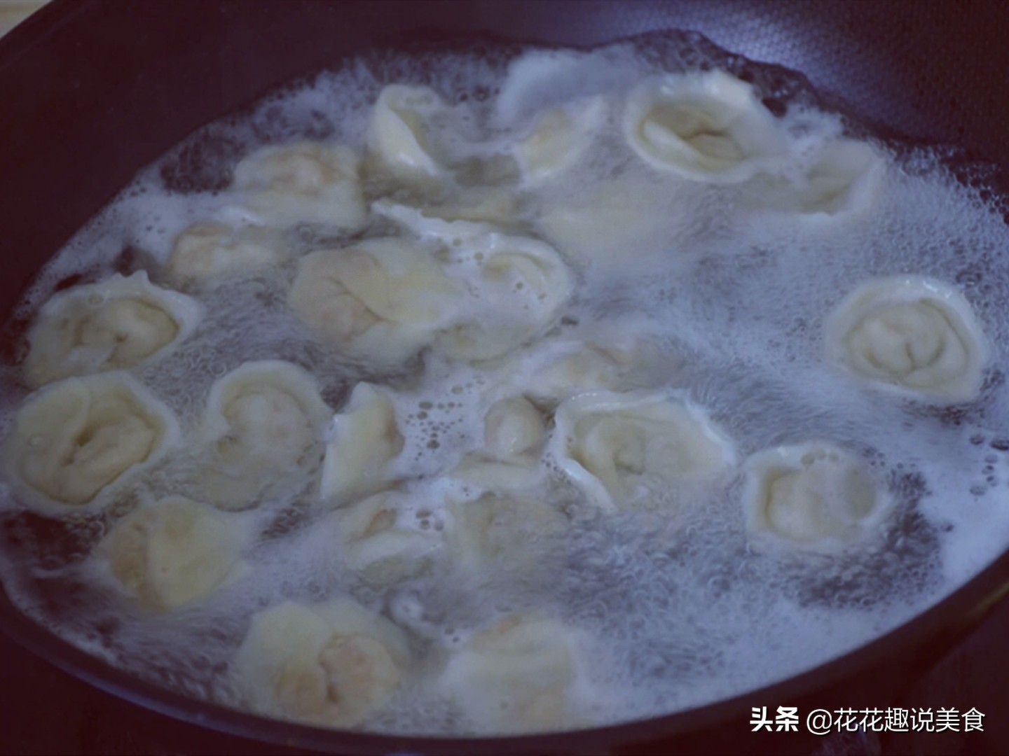 包馄饨肉馅用什么调,包馄饨怎么包出来比较皮薄好吃